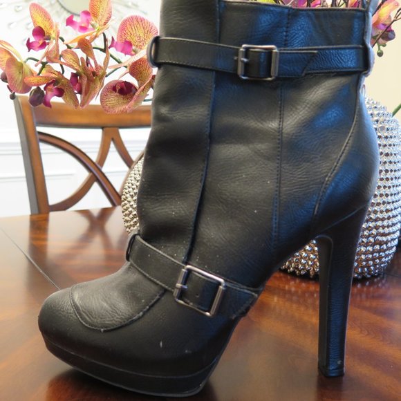 Used - Vera Wang Platform Boot Size 10 - Picture 1 of 3